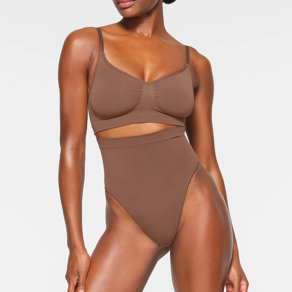 Skims sculpting mid waist thong S/M umber